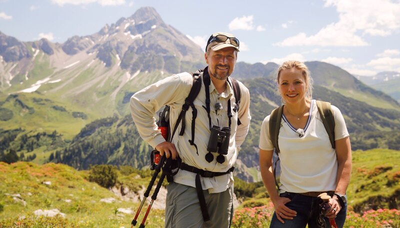 Moderatorin Andrea Grießmann erkundet mit dem Biologen und Steinbockexperten Henning Werth die schöne Bergwelt. – Bild: WDR/​Jens Nolte