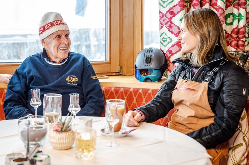 Diese Sendung ist eine Zeitreise durch die Alpin- und Schigeschichte des Arlbergs, der Wiege des Schilaufs. ... Im Bild: Verwallstube: Ferdl Nöbl und Lorraine Huber. – Bild: Nela Pichl / ORF / EPO-Film Diese Sendung ist eine Zeitreise durch die Alpin- und Schigeschichte des Arlbergs, der Wiege des Schilaufs. ... Im Bild: Verwallstube: Ferdl Nöbl und Lorraine Huber. – Bild: Nela Pichl / ORF / EPO-Film