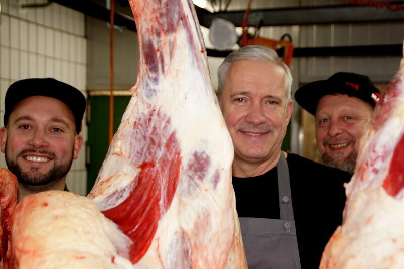 Alexander Herrmann (Mitte) mit den Metzgern Maximilian Rädlein (links) und Thomas Köhn in der Metzgerei. – Bild: BR /​ Frank Johne