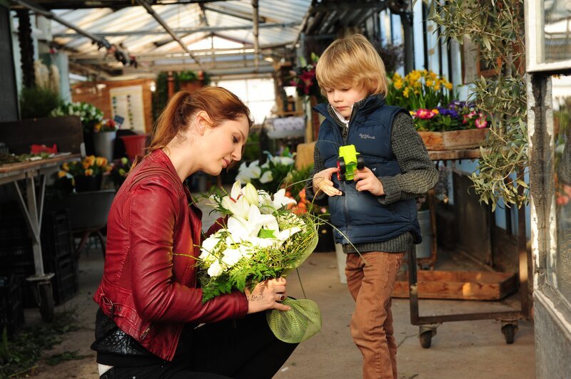 Nina Schilling (Daniela Schulz, l.) und Jakob Wenzel (Komparse). – Bild: ZDF/​Markus Fenchel