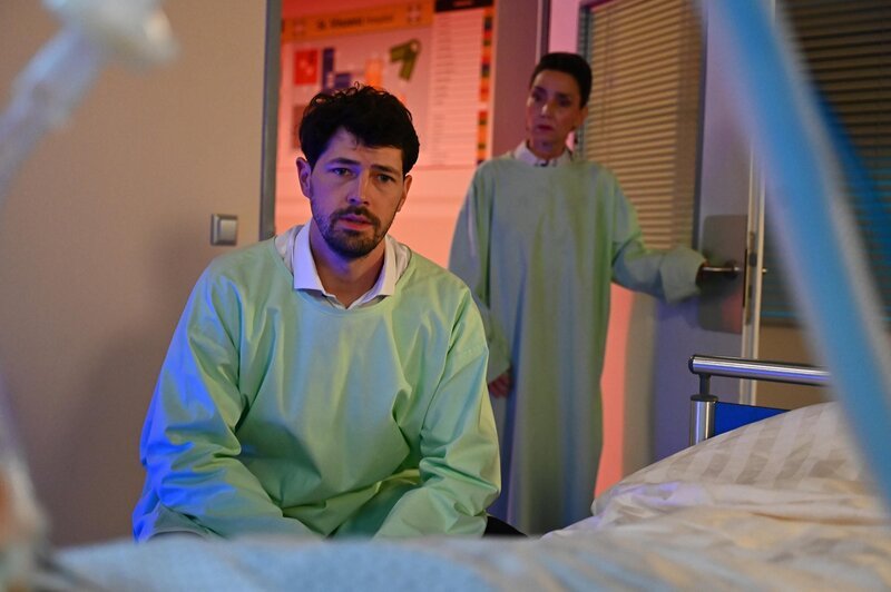 Simone (Tatjana Clasing) ist geschockt über Jans (Daniel Noah) Versprechen. – Bild: RTL /​ Julia Feldhagen /​ Die Reichenbach-Falle