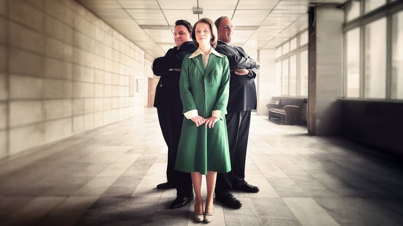 Franz-Josef Strauß (Paul Sedlmeir, l.) und Helmut Kohl (Jan van Weyde, r.) brauchen Hilfe. Sekretärin Frau Müller (Nora Islei, M.) muss die beiden politischen Schwergewichte wieder aus dem Schlamassel ziehen. – Bild: ZDF und Erik Haffner