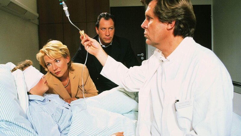 Elfi (Angela Neumann) und Wolfgang (Michael Zittel) Dressler wollen Dr. Stefan Franks (Sigmar Solbach, r.) Diagnose, dass ihr Sohn Nico (Thomas Näßl, lieg.) blind bleibt, einfach nicht akzeptieren. – Bild: MG RTL D /​ Elke Werner