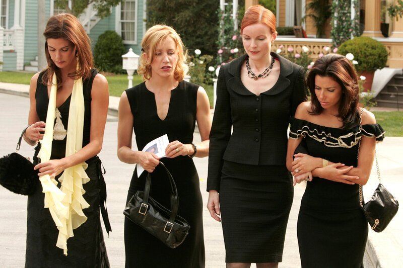 L-R: Susan Mayer (Teri Hatcher), Lynette Scavo (Felicity Huffman), Bree Van De Kamp (Marcia Cross) und Gabrielle Solis (Eva Longoria) – Bild: Turner /​ COURTESY OF DISNEY MEDIA DISTRIBUTION