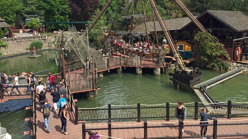 Die Schiffsschaukel ist ein Adrenalin-Garant. Doch ohne die routinierten Wartungen der Techniker würde sie stillstehen. – Bild: N24 Doku