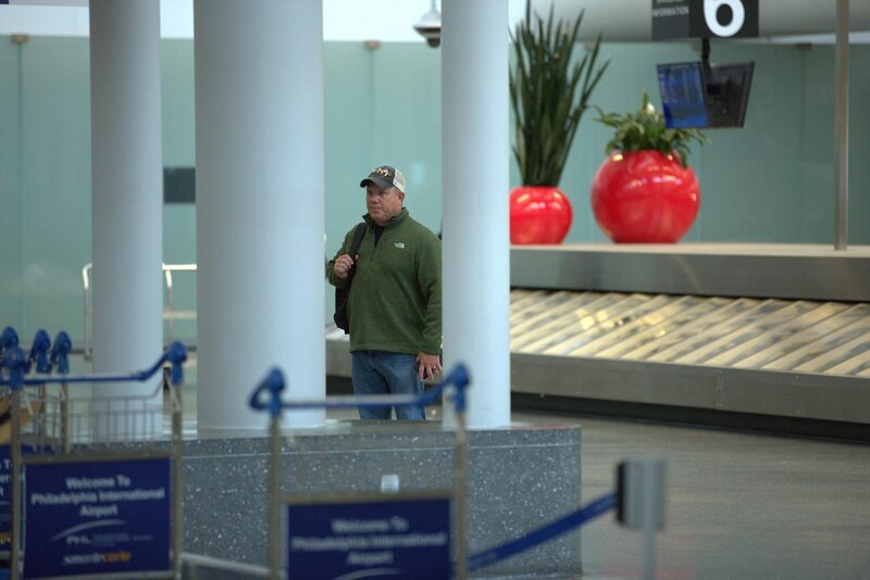 Der CBP-Aufsichtsbeamte Adams trägt Zivilkleidung und einen Rucksack, als er bei seiner verdeckten Arbeit am Philadelphia International Airport in Philadelphia, Pennsylvania, die Gepäckausgabe durchstreift. – Bild: NGC NETWORK US, LLC