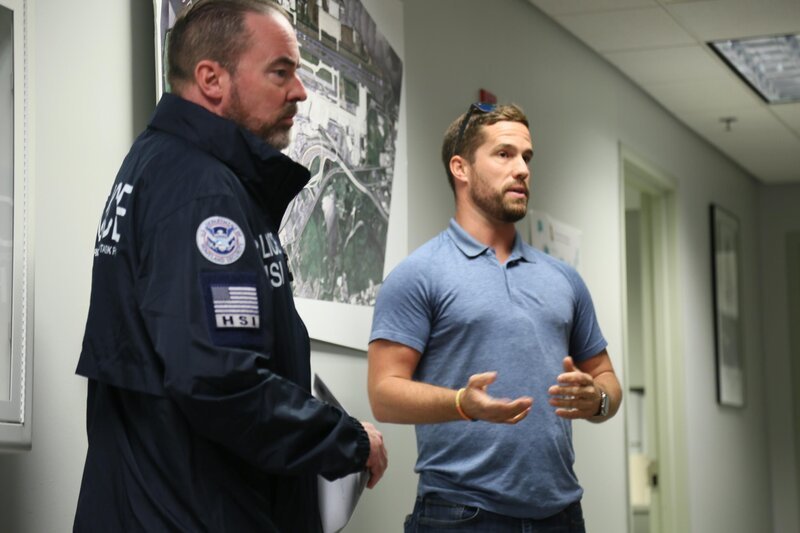 HSI-Agent Robert und HSI-Aufsichtsagent Chris führen eine Nachbesprechung durch, bevor sie mit einer Ermittlungsaktion in Philadelphia, Pa. beginnen (National Geographic for Disney) – Bild: NGC NETWORK US, LLC
