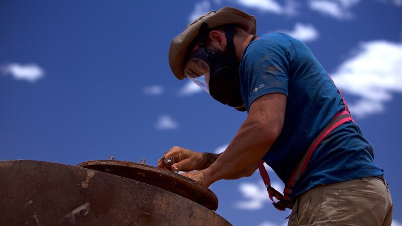 Fred Lewis screwing in machinery – Bild: Discovery Communications, LLC