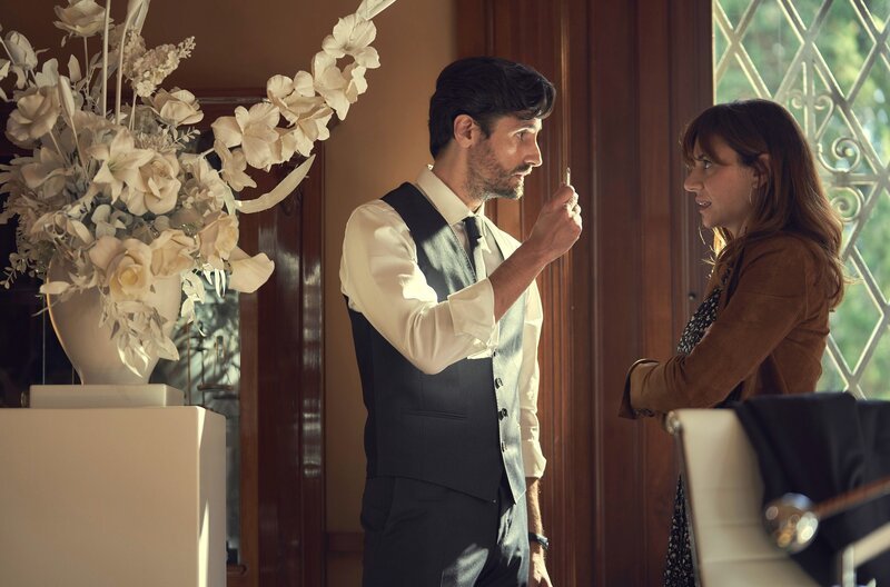 Maite (Miren Ibarguren, re.) konfrontiert Sergio (Juan Diego Botto, li.) mit einer verstörenden Wahrheit. – Bild: ARD Degeto/​Beta Film/​Moviestar/​filmax/​Arca Audiovisual