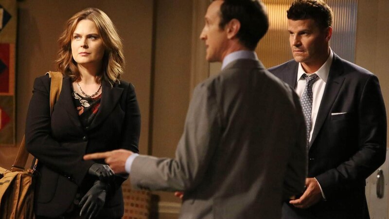 Ein Seniorenheim-Bewohner wird zum Opfer eines grausamen Mordes. Bei den Ermittlungen stellen Brennan (Emily Deschanel) und Booth (David Boreanaz) fest, dass es im Seniorenheim hoch hergeht. – Bild: TVNOW /​ FOX