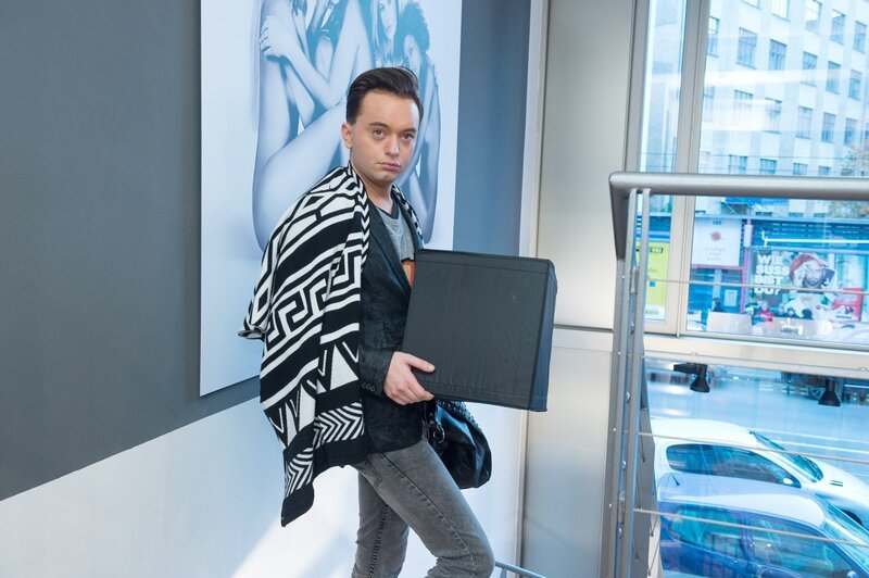 Frederik (Julian F. M. Stoeckel) muss gedemütigt die Agentur verlassen. – Bild: RTL /​ Claudius Pflug