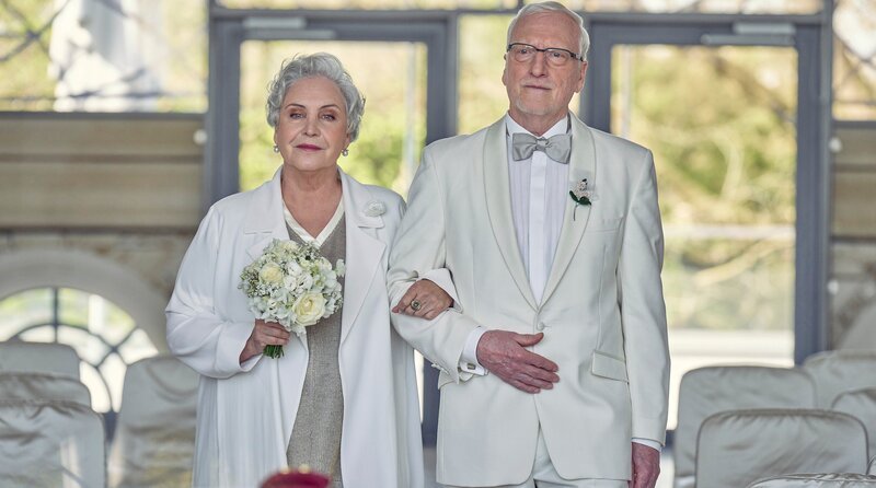 Anna (Katerina Jacob li.) und ihr Untermieter Herr Kurtz (Ernst Stötzner, re.) geben sich das Ja-Wort – im Traum. – Bild: ARD Degeto Film/​Frank Dicks