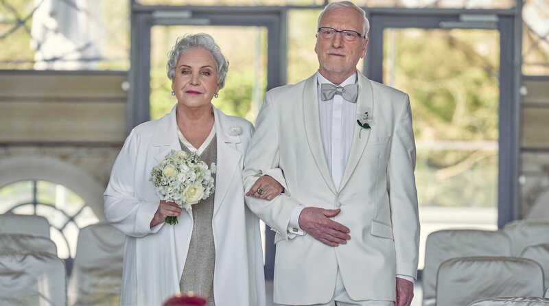 Anna (Katerina Jacob li.) und ihr Untermieter Herr Kurtz (Ernst Stötzner, re.) geben sich das Ja-Wort – im Traum. – Bild: ARD Degeto Film/​Frank Dicks