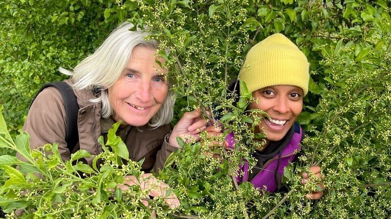 Pia macht sich mit Naturpark-Rangerin Martina auf die Suche nach einem Tier, das seine Beute in der Hecke aufspießt. (Martina Faber) – Bild: BR/​Text und Bild Medienproduktion GmbH & Co. KG/​Marcella Müller
