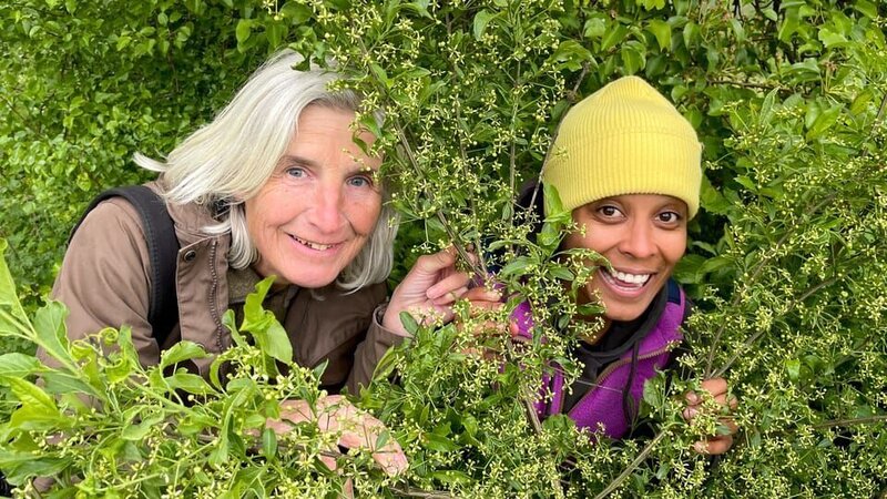 Pia macht sich mit Naturpark-Rangerin Martina auf die Suche nach einem Tier, das seine Beute in der Hecke aufspießt. (Martina Faber) – Bild: BR/​Text und Bild Medienproduktion GmbH & Co. KG/​Marcella Müller