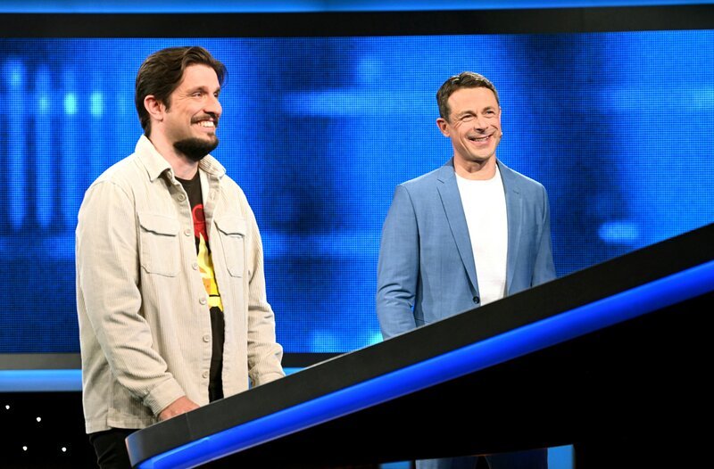 Moderator Alexander Bommes mit dem Kandidaten Karsten Karsupke. – Bild: ARD/​Uwe Ernst