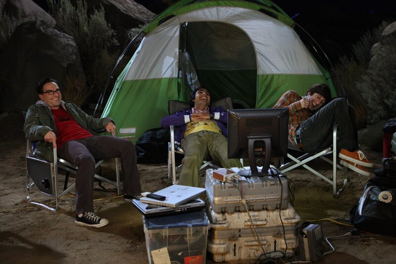 Howard (Simon Helberg, r.), Raj (Kunal Nayyar, M.) und Leonard (Johnny Galecki, l.) gehen zelten, um den Meteorschauer der Leoniden zu beobachten und haben ein ganz besonderes Erlebnis … – Bild: Warner Bros. Television