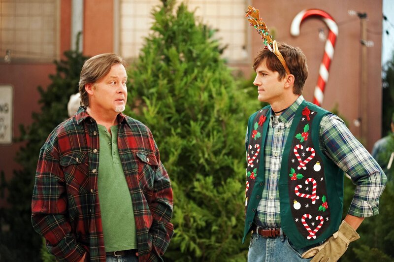 Da Kates Einkommen für beide nicht ausreicht, nimmt Walden (Ashton Kutcher, r.) alias Sam Wilson einen Job bei Nick (Joel Murray, l.) als Weihnachtsbaumverkäufer an … – Bild: © Warner Brothers Entertainment Inc.