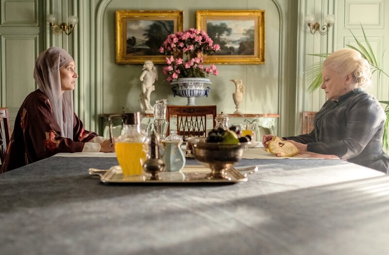 Rose Rivière (Julie de Bona) und Madame Huchon (Josiane Balasko). – Bild: WDR/​Julien Cauvin/​TF1/​Quad Télévision