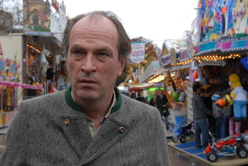 Kommissar Kluftingers (Herbert Knaup) Laune nähert sich auf dem Erntedankfest dem Tiefpunkt. – Bild: BR/​Kerstin Stelter