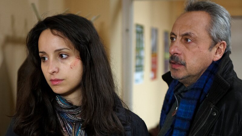 Stubbe versucht, nach einem Anschlag seine Tochter davon zu überzeugen, den Ort zu verlassen und nach Hamburg zurück zu fahren. – Bild: ZDF und Sandra Hoever