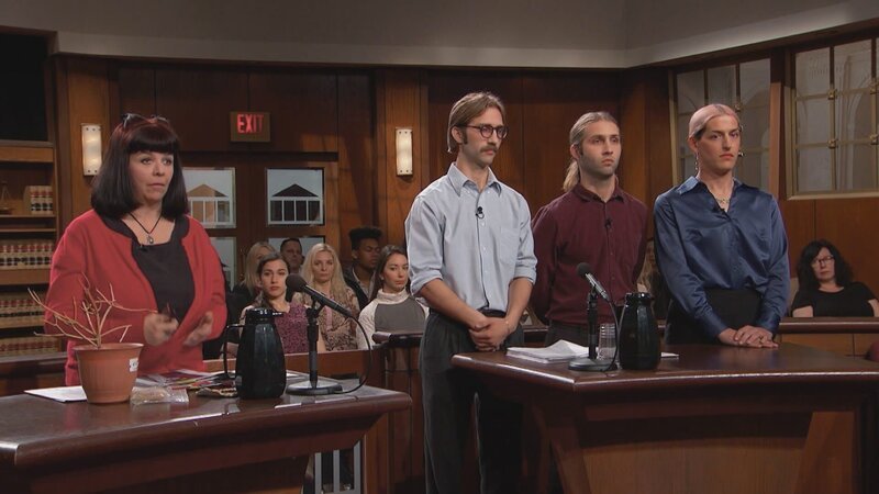 Während der Verhandlung sprechen einige Personen vor dem Richter – Bild: TLC