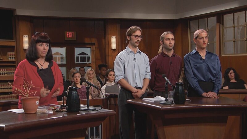 Während der Verhandlung sprechen einige Personen vor dem Richter – Bild: TLC