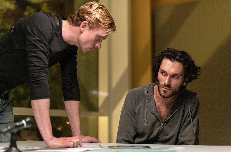 Hauptkommissar Adam Schürk (Daniel Sträßer, l.) vernimmt den verdächtigen Rasa Huiblot (Vladimir Korneev) – Bild: SR/​Manuela Meyer