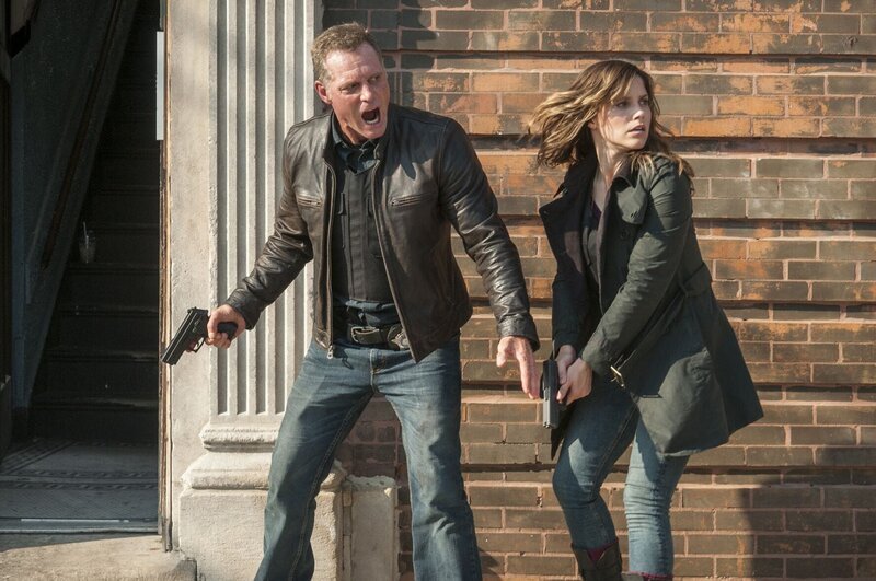 Hank Voight (Jason Beghe) und Erin Lindsay (Sophia Bush) ermitteln in einer brutalen Mordserie. Am Ende kommt es zu einem brutalen Kampf mit einem Drogenkartell. – Bild: Universal Television LLC. All Rights Reserved.