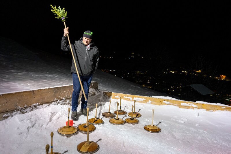 Bauer zeigt seinen Teamkameraden wo sie hinzielen sollen beim Eisstockschießen. – Bild: ORF/Wolfgang Niedermair Bauer zeigt seinen Teamkameraden wo sie hinzielen sollen beim Eisstockschießen. – Bild: ORF/Wolfgang Niedermair