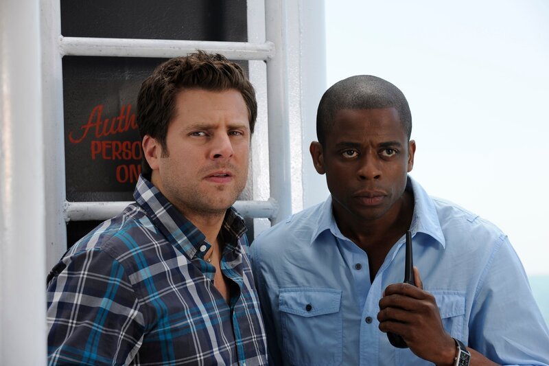 PSYCH -- „FERRY TALE“ Episode #5008 -- Pictured: (l-r) James Roday as Shawn Spencer, Dule Hill as Gus Guster -- Photo by: Alan Zenuk/​USA Network – Bild: USA Network /​ UNIVERSAL CHANNEL