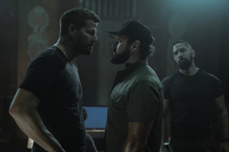 L-R: David Boreanaz as Jason Hayes, A.J. Buckley as Sonny Quinn, and Neil Brown Jr. as Ray Perry – Bild: Michael Moriatis /​ Paramount+