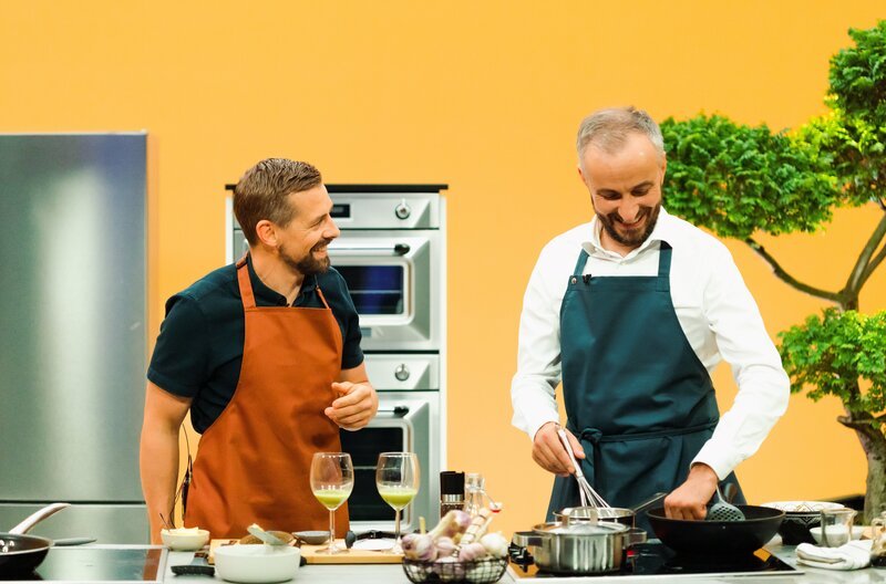 Jan Böhmermann (r.) mit Klaas Heufer-Umlauf (l.) in der Sendung „Böhmi brutzelt“. – Bild: ZDF und Nirén Mahajan