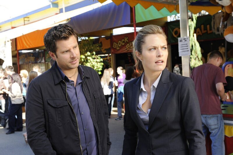 Shawn (James Roday) und Juliet O’Hara (Maggie Lawson) versuchen die Zusammenhänge des aktuellen Mordes in dem Vergnügungspark mit dem tödlichen Unfall vor 15 Jahren nachzuvollziehen. – Bild: NBC Universal Television