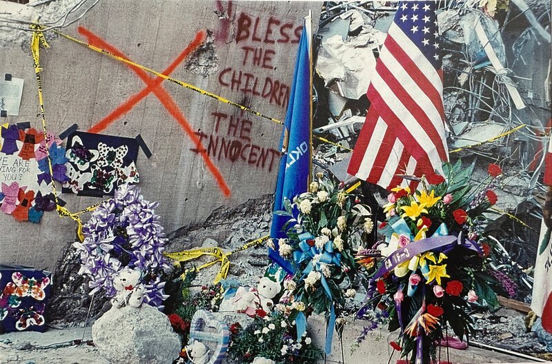 Blumengebinde und Graffiti erinnern an die 19 Kinder, die beim Bombenanschlag von Oklahoma City im April 1995 am Fuße des Alfred P. Murrah Federal Building in Oklahoma City, Oklahoma, ums Leben kamen. – Bild: Unknown FBI Agent /​ The Stephen Jones Oklahoma City Bombing Archive /​ US Public Domain