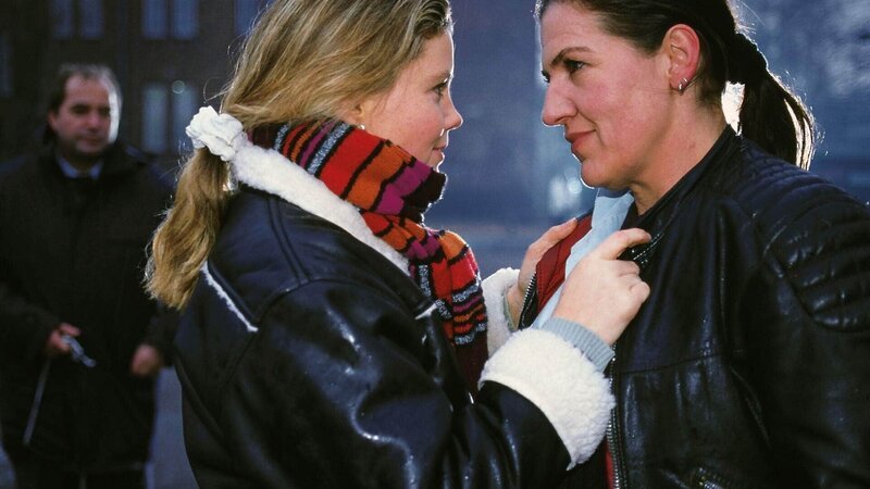 Vivi (Annette Frier, l.) und Walter (Katy Karrenbauer) haben sich versöhnt. – Bild: RTL