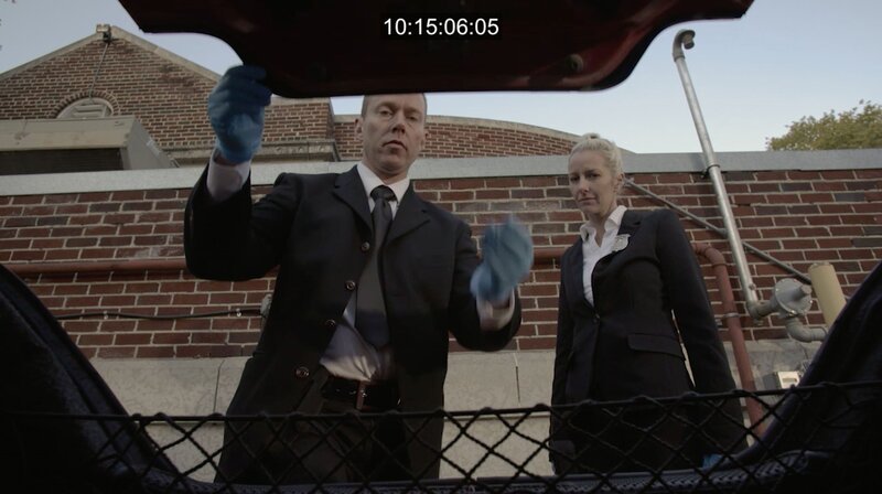 Zwei Detektive durchsuchen den Kofferraum eines Autos – Bild: Crime + Investigation /​ abacus media