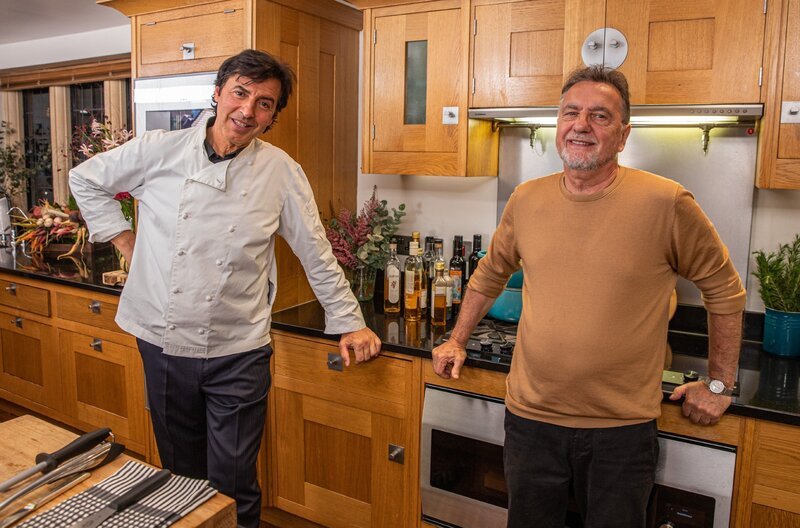 Jean Christophe Novelli (l.) und Raymond Blanc – Bild: RTL /​ Rock Oyster Media /​ Französische Klassiker, neu gedacht