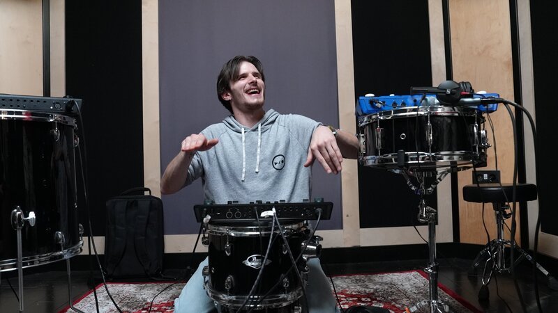 Der Loopstation Musiker Luka Krause (Künstlername Friidon) bei der Arbeit an der Loopstation in einem Proberaum in Berlin. – Bild: BR/​south & browse GmbH/​Florian Kössl