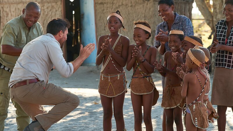 Levison dances with children from the village of Mababe – Bild: Animal Planet /​ Discovery Communications, LLC