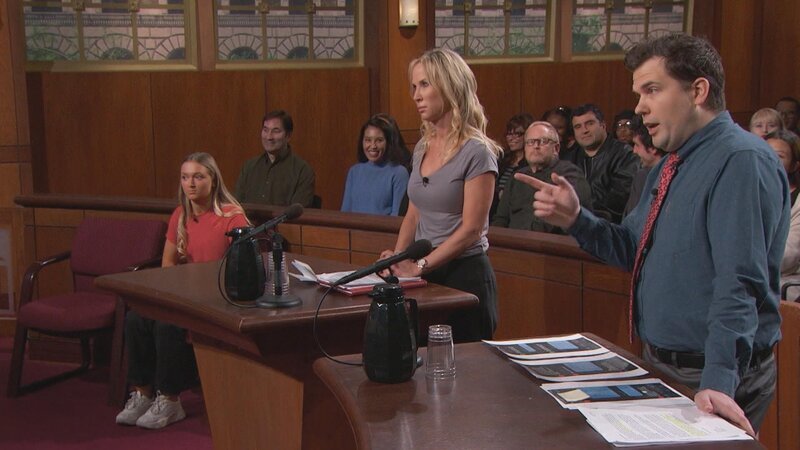 eine Frau und ein Mann stehen vor Gericht – Bild: TLC