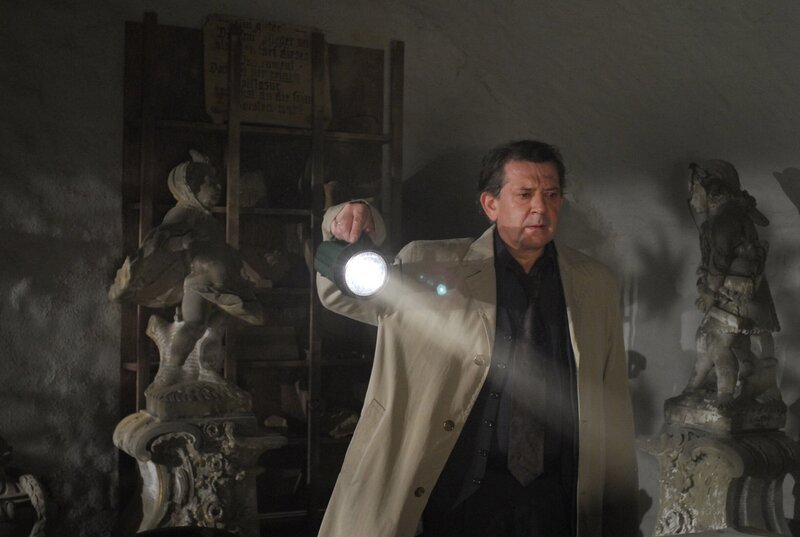 Max Täschner (André Jung) sucht in der Festung Marienberg nach seinem Sohn. – Bild: BR/​Manfred Lämmerer