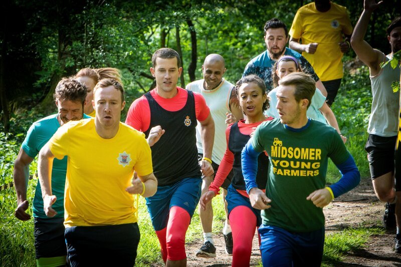 Der so genannte Mud Run, ein Geländelauf unter erschwerten Bedingungen, zieht viele Sportler an, darunter auch Barnabys Assistenten Detective Sergeant Jamie Winter (Nick Hendrix, 3.v.l.) und Police Constable Jade-Marie Pierce (Eleanor Fanyinka, 2.v.r.), die sich beide mit ihren auffälligen roten Leggins vom Rest der Gruppe deutlich abheben. – Bild: ZDF und Mark Bourdillon/​Bentley Productions/​All3Media