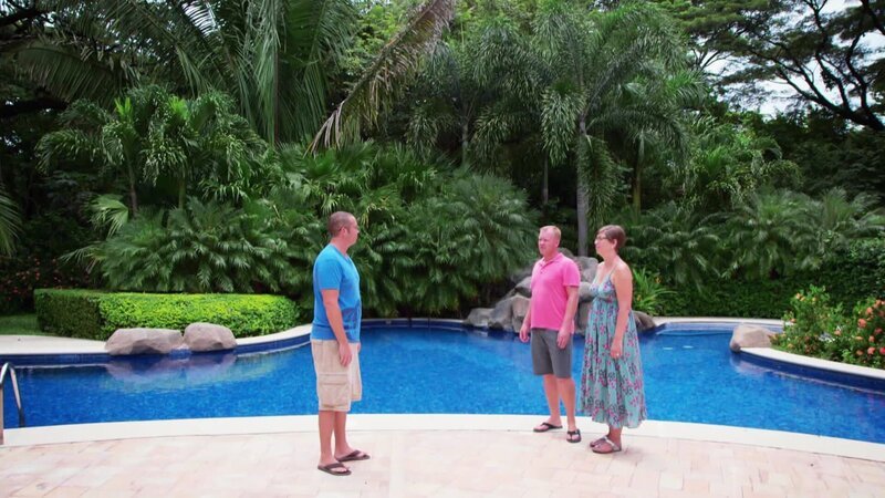 Auf der Suche nach mehr Entspannung verlassen Jon, Shawna und Tochter Acacia ihren 100 Jahre alten Bauernhof in Kanada und machen sich auf in Richtung Regenwald und Strände in Nosara, Costa Rica. Der auf Gesundheit und Wellness ausgerichtete Ort passt gut zu Shawnas Arbeit als ganzheitliche Therapeutin. Die Tochter soll auf eine multikulturelle Schule gehen. – Bild: HGTV