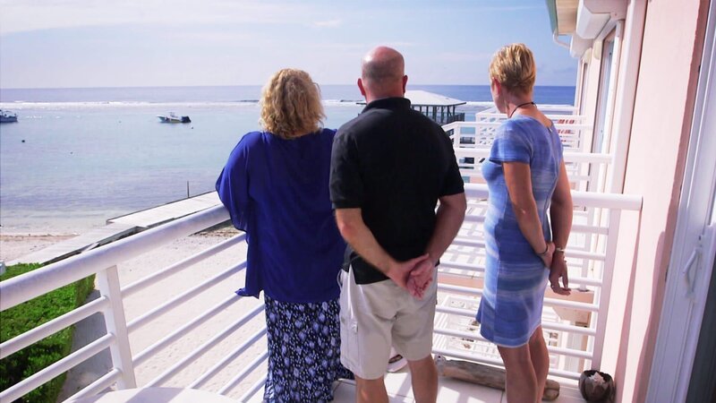 Die Winter im Hinterland von New York sind zu lang und zu kalt für Joanne und Ken. Sie wollen in ein Ferienhaus auf Cayman Brac Island in der Karibik investieren. Was sie dabei außer Acht lassen: Die Hurrikansaison und die Regenzeit können ihnen einen Strich durch die Rechnung machen. Denn ihr zukünftiges Haus muss nicht nur schön aussehen, sondern auch dem Wetter standhalten. – Bild: HGTV