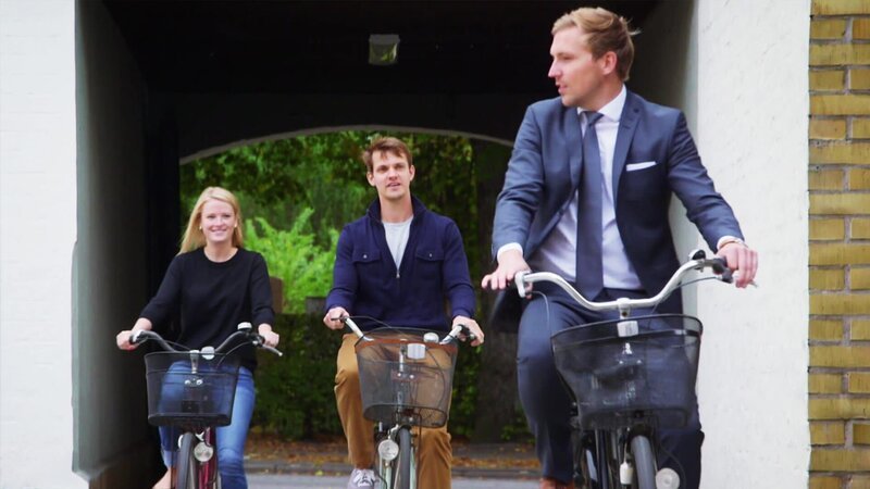 Markus lebte mehrere Jahre in den USA und lernte dort seine Frau Cory kennen. Jetzt zieht das junge Ehepaar nach Lund in Schweden, wo Markus wieder studieren möchte. Der erste Stop für die beiden ist jedoch kein hyggeliges Zuhause, sondern ein Schlafsaal. Neben Arbeitsvisum, horrenden Mietkosten und Haushalt kämpfen die beiden um eine Wohnung und den Standard, den sie in den USA gewohnt waren. – Bild: HGTV