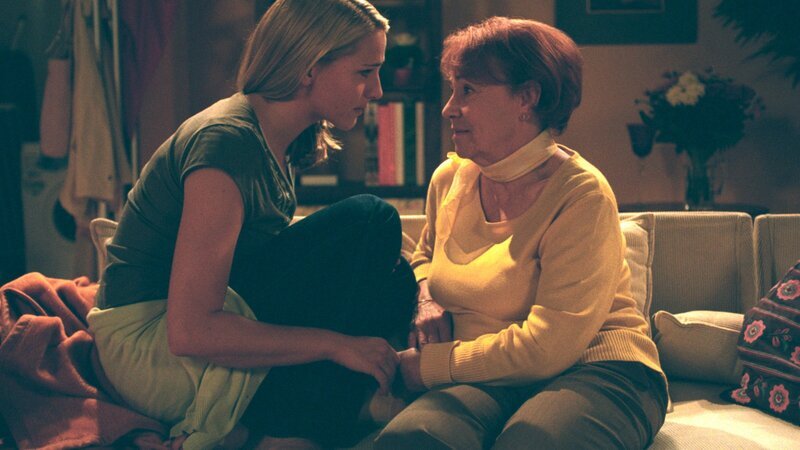 Omi Ursula (Annemone Haase, r.) ist eine große Stütze für Bianca (Tanja Wedhorn, l.). – Bild: ZDF und Britta Krehl