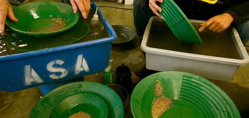 Sifting gold in bowls. – Bild: Show and Network Promotion