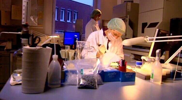 Fall „Zeugnis-Mord“: Mit modernster Technik werden die Spuren des Tatorts analysiert. Führen die Ergebnisse zur Aufklärung des Mordes an einer Lehrerin? – Bild: RTL Crime