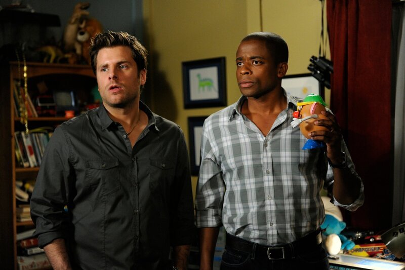 PSYCH -- „YANG 3 IN 2D“ Episode #5013 -- Pictured: (l-r) James Roday as Shawn Specer, Dule Hill as Gus Guster – Bild: Alan Zenuk /​ USA Network /​ UNIVERSAL CHANNEL